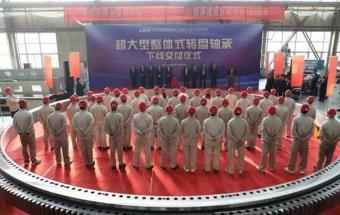 我国直径最大整体式转盘轴承下线！