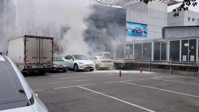 车辆起火引燃旁边特斯拉！比亚迪否认，那是谁家的车？