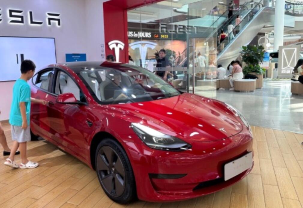 特斯拉新款Model 3开始收订单，门店人员称最快9、10月上市