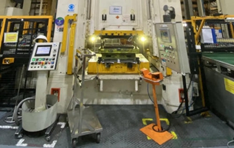 知名汽车零配件制造商正在出售一台LCM 800T液压压机