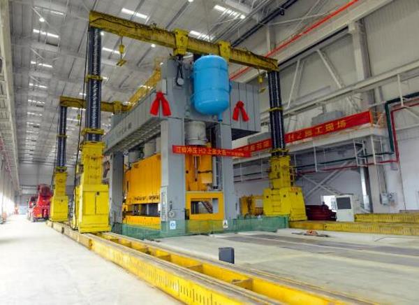 江铃最大冲压设备，5000T压力机上梁就位！