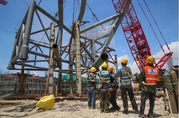 120米！近千吨！亚青会体育场最长、最重管件吊装